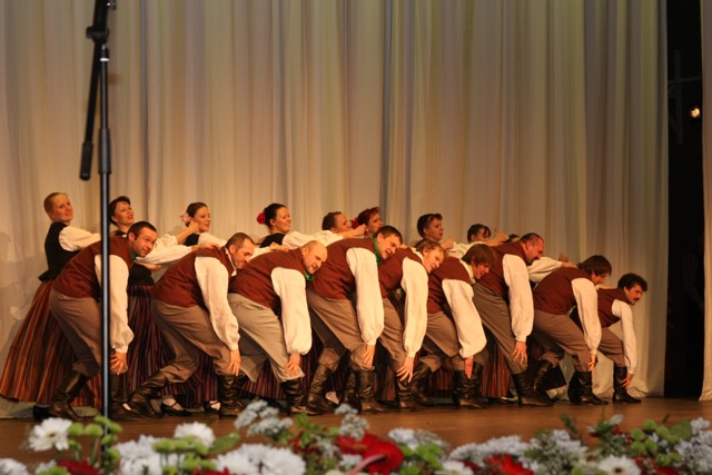 Ādažu Kultūras centra vidējās paaudzes deju kolektīvs SĀNSOLĪTIS